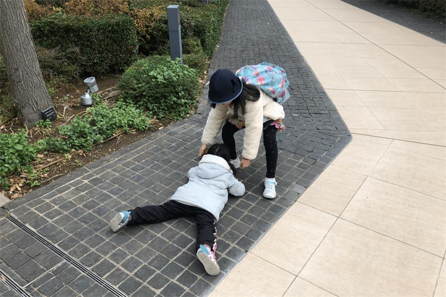 小孩摔倒了父母不要太夸张,孩子摔倒后父母应该怎么处理