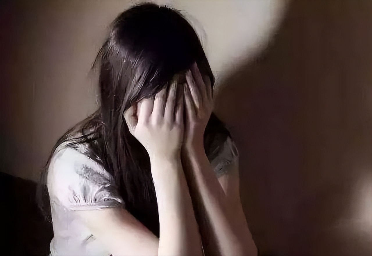 上海遛狗不拴绳男子已被处罚,上海遛狗打人者已被刑拘3年