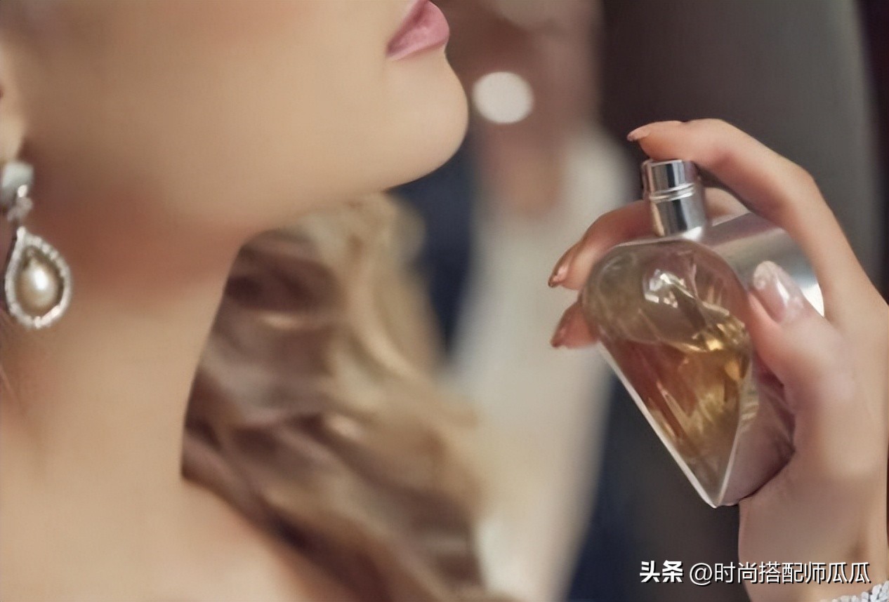 女人喷香水时常犯的3个“错误”，味道易散还难闻，快看你中了没