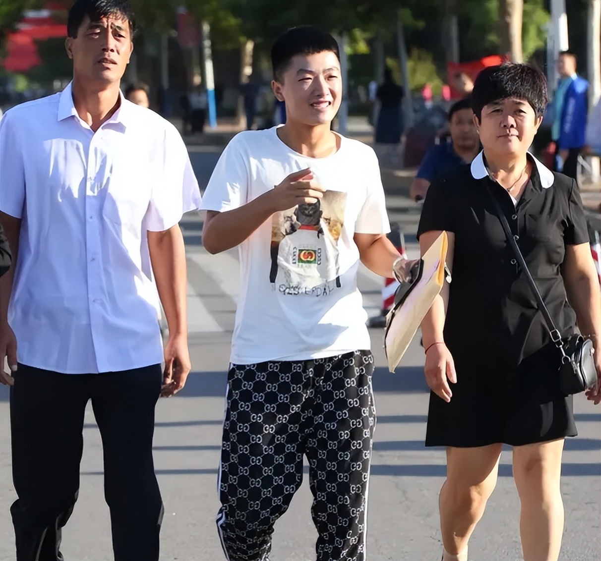 女子发信息羡慕工资按时发被开除,女子羡慕别人按时发工资被开除