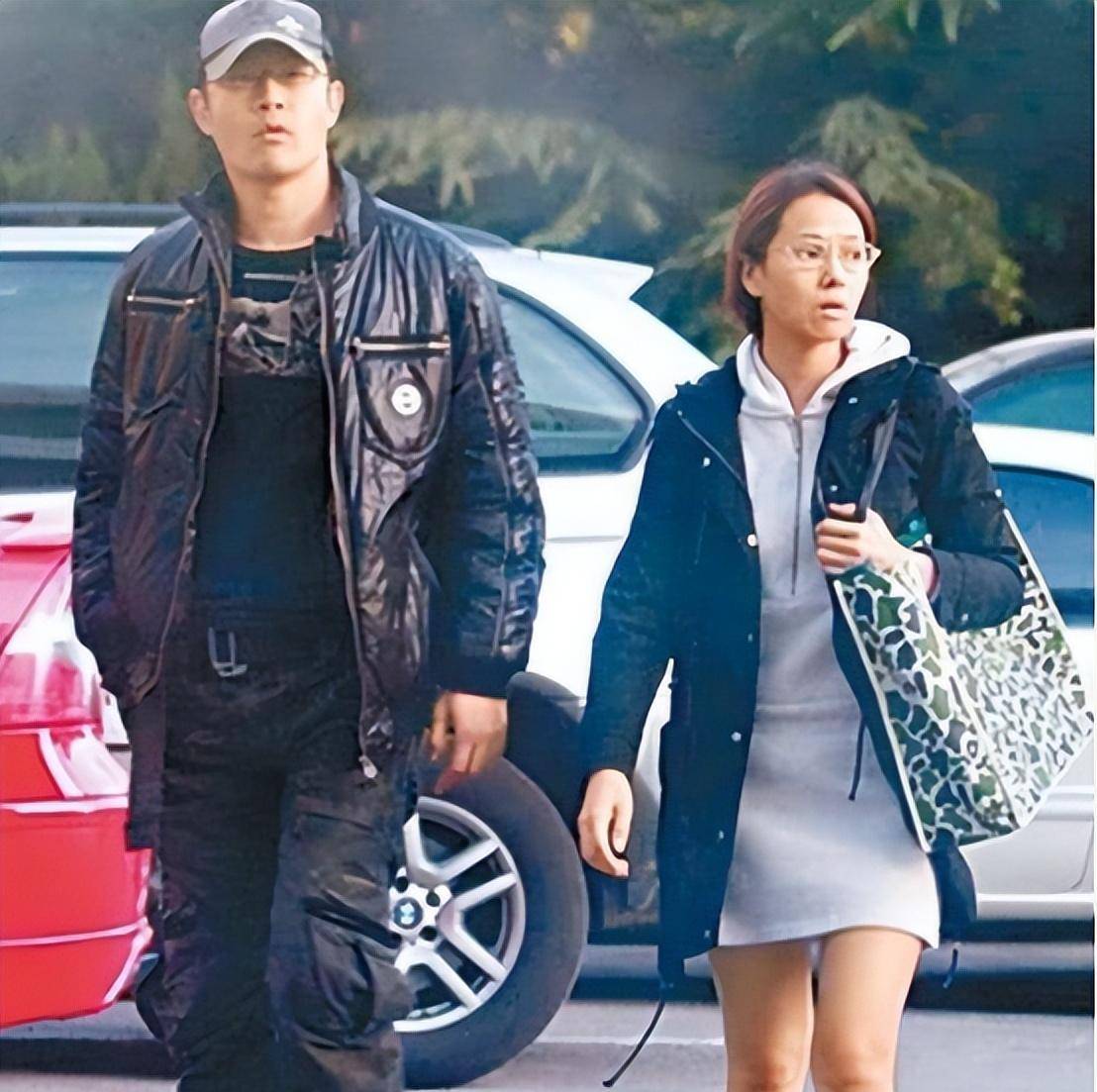 才女伊能静，童年坎坷：被父抛弃、“狗链”栓脖又被逼吃“狗粮”