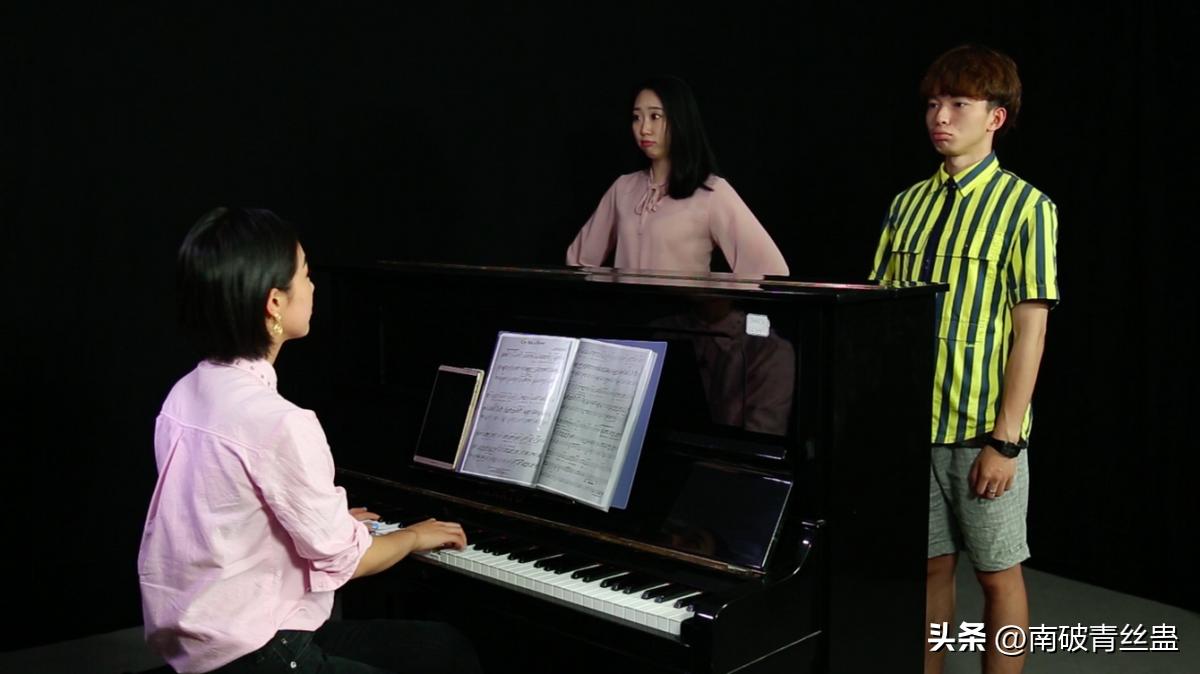 钢琴伴奏对声乐的影响,歌唱中的钢琴伴奏是如何配合的