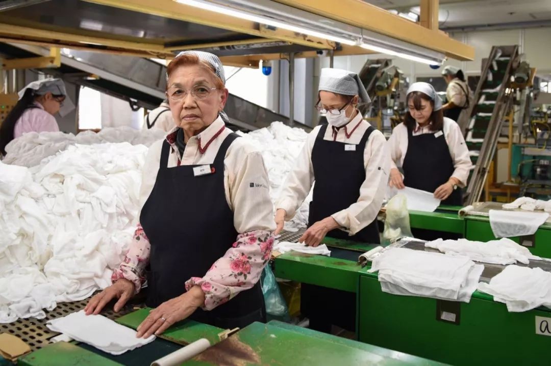 外国游客来到中国之后疑惑，为什么中国老人不用上班？