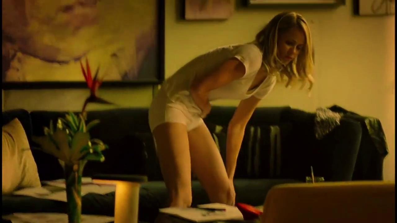 肚子痛到嚎叫，她居然舔了生牛肉！这是什么奇怪的抗疼疗法？！