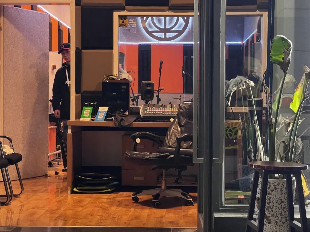 希望自己成为一个音乐人,成为一个音乐人