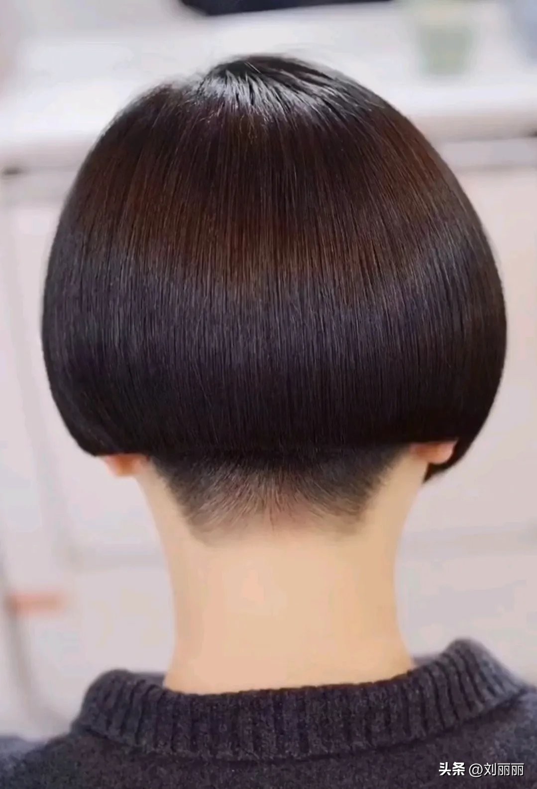 满头白发老年女性齐耳短发烫发,60岁妈妈白发短发最新发型