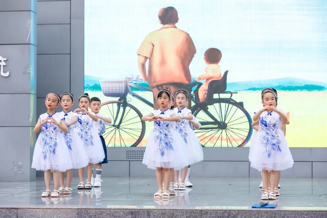 父爱如山感恩父爱｜天府新区籍田小学举行第18周主题升旗仪式