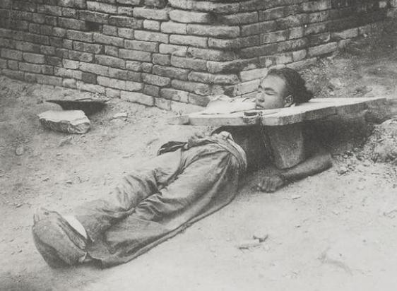 侵华日军残酷*行暴**，女子为活命脱下衣服让日本人拍摄，*辱侮**至死