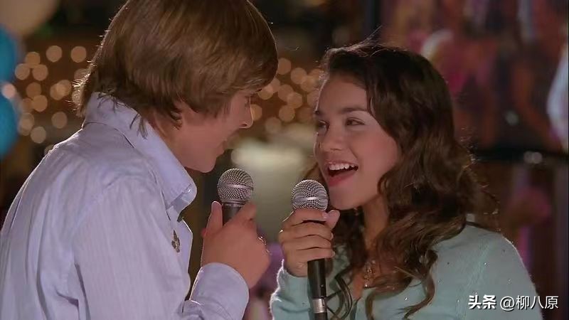 美国影片《歌舞青春》以青春为主线表达了什么？