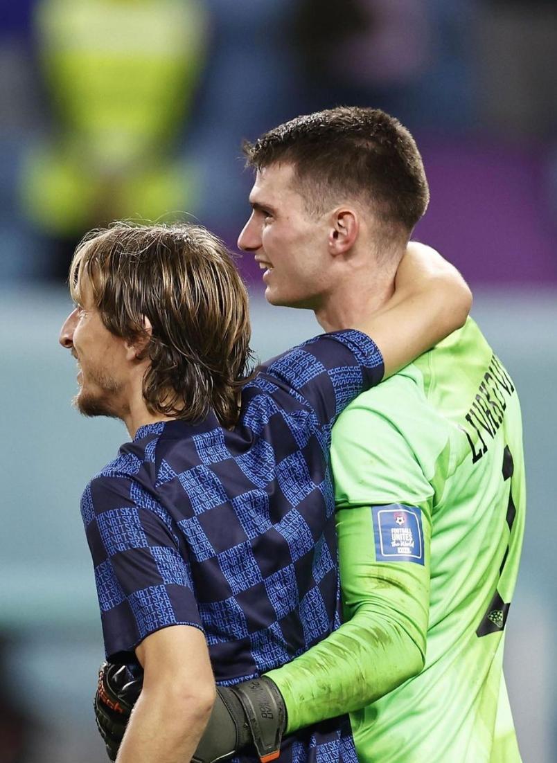 球迷爱看球,c罗梅西莫德里奇合照