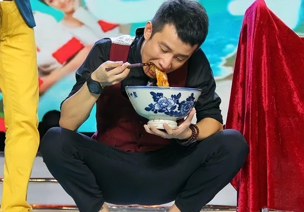 助理伺候明星捏脚,助理伺候明星跪下打伞