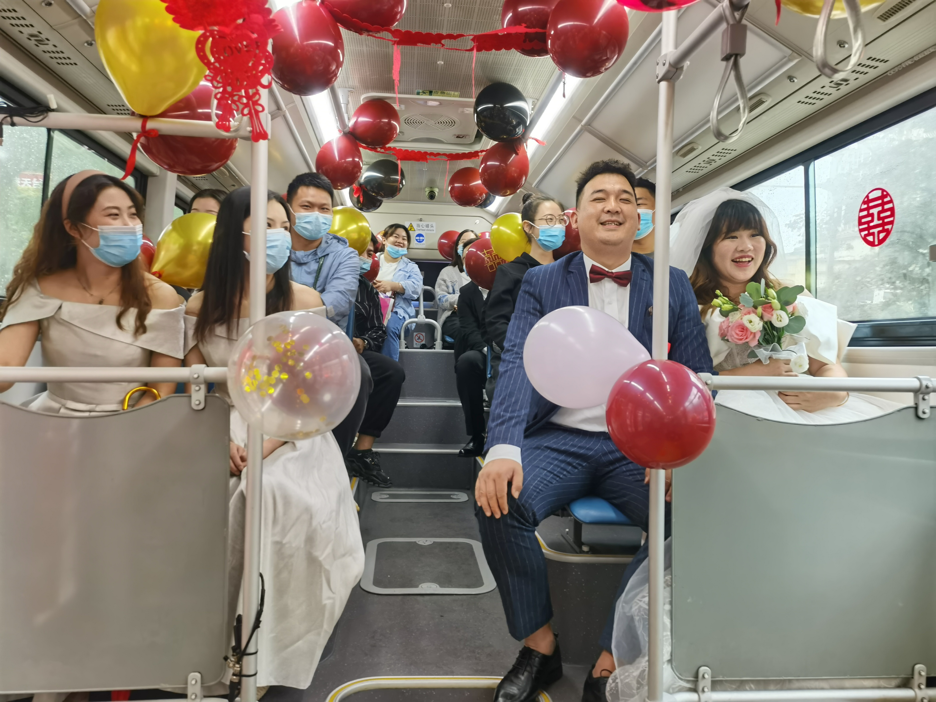 重庆公交车当婚车,别样浪漫婚礼