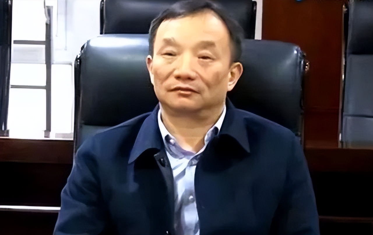 从卖眼镜到身价330亿，首富黄伟低调到无人识，身价缩水反而火了