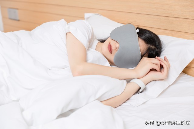 男子打砸车直接被撞,车被故意打砸怎么赔偿