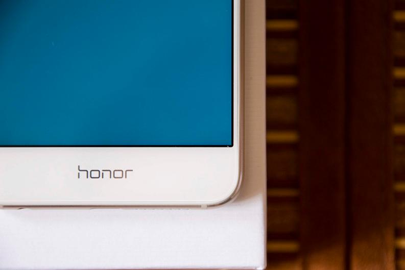 电子怀旧之旅（23）-“花漾”背板的先驱者-华为荣耀8