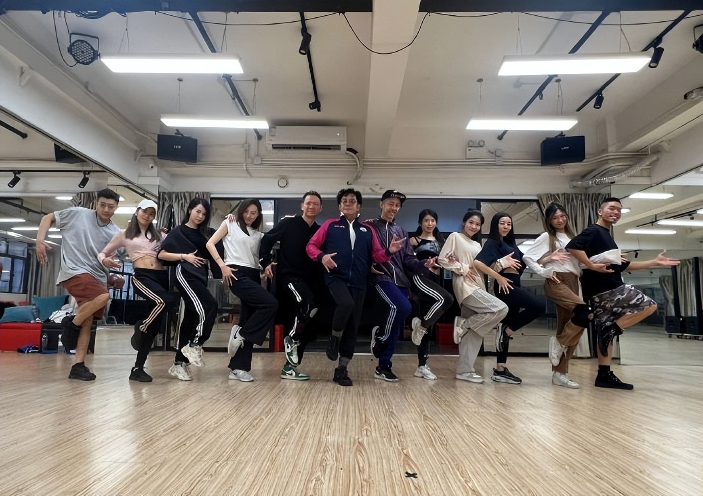 73岁的谭咏麟依然坚持跑步,谭咏麟72岁现场唱歌