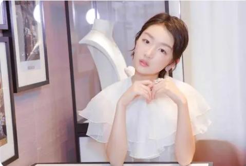 周冬雨妈妈与继父,周冬雨和父母相认