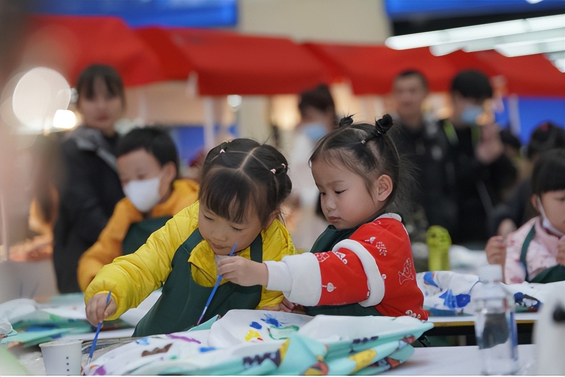 “艺”起守护长江艺术涂鸦为山区老人送去爱的礼物