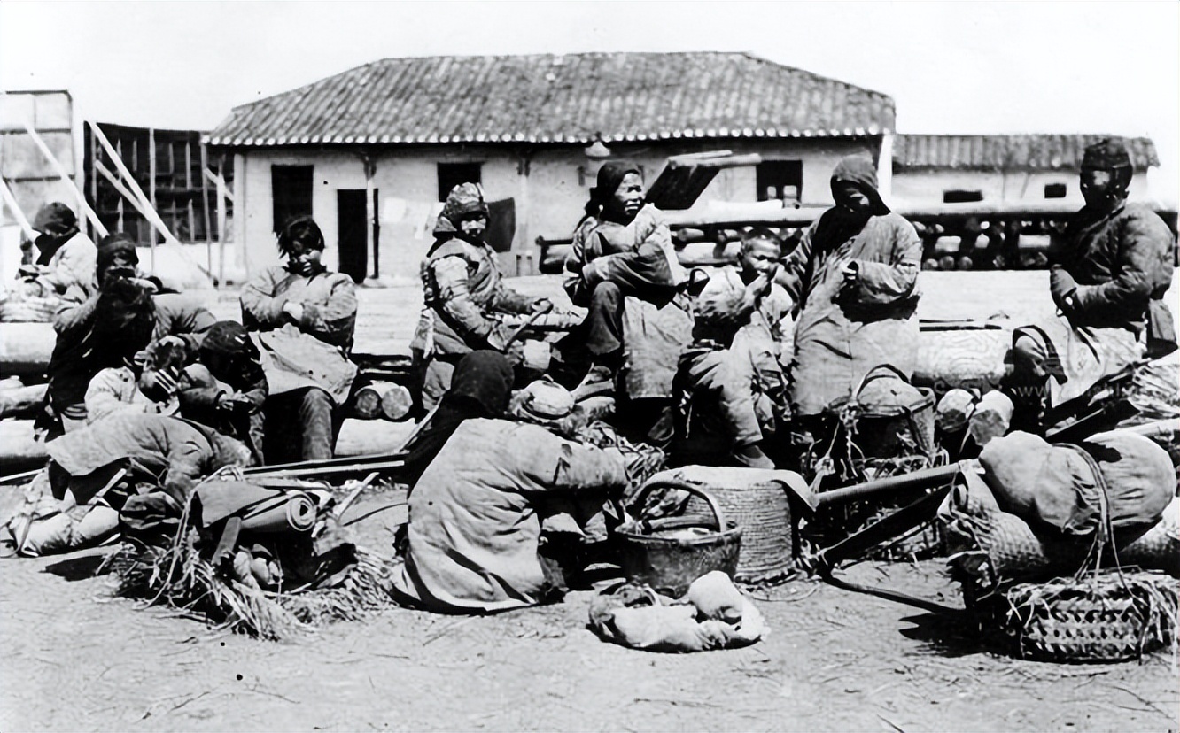 小伙缴获日本天皇赐下的战刀,老人缴获一把日本军刀