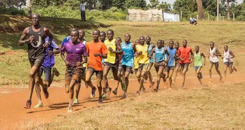 博尔特被伤病困扰,博尔特被耽误的篮球天才