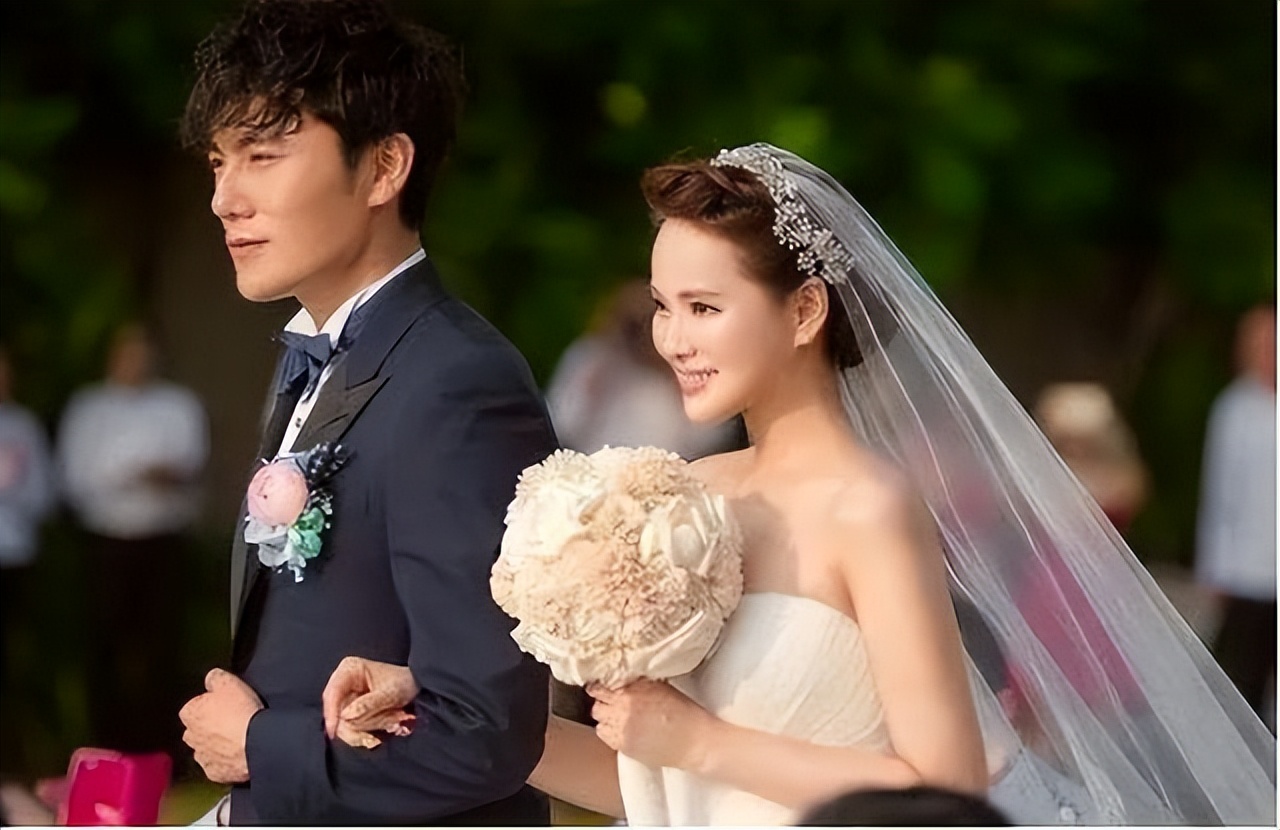 才女伊能静，童年坎坷：被父抛弃、“狗链”栓脖又被逼吃“狗粮”