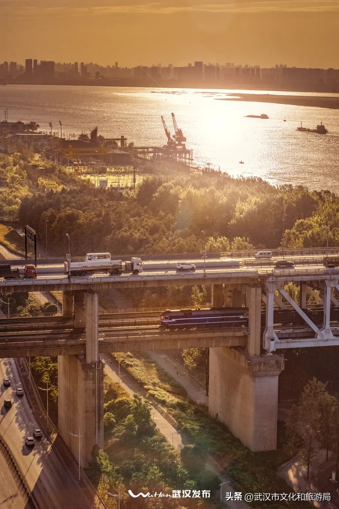 汉口江滩上新太阳能座椅,最近的江滩