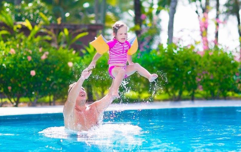 带1岁多孩子玩水,一岁宝宝爱玩水