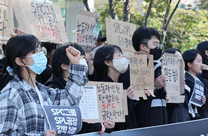 韩国面包厂女工卷入搅拌机惨死,公司给她葬礼送来两箱面包慰问?