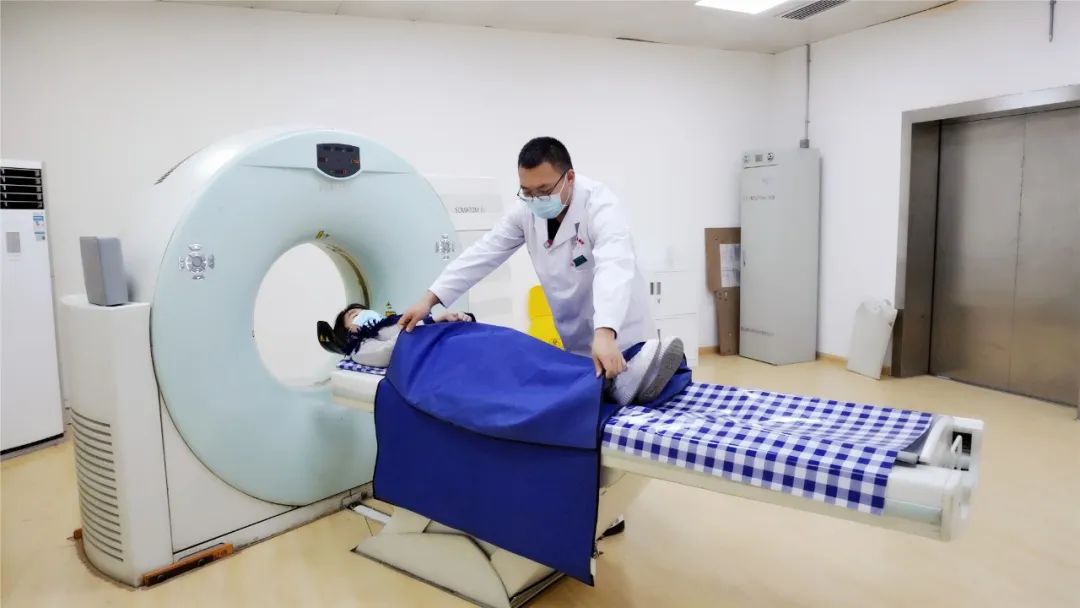 致敬公司的摄影师,美女致敬摄影师视频