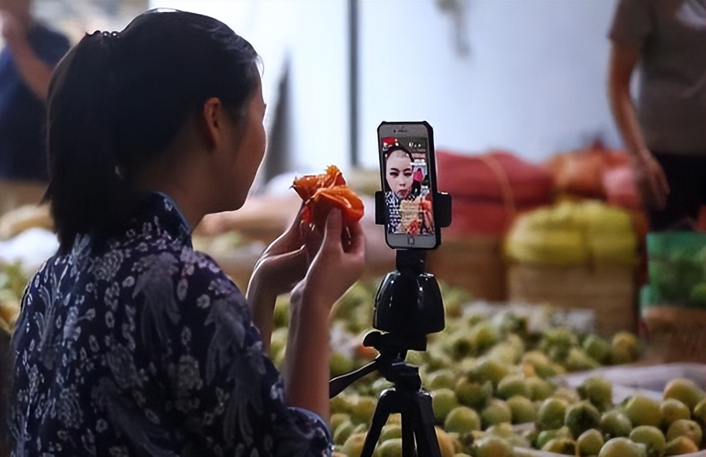 90后农民工沉迷于直播不愿搬砖，邻居们怒了：不务正业！