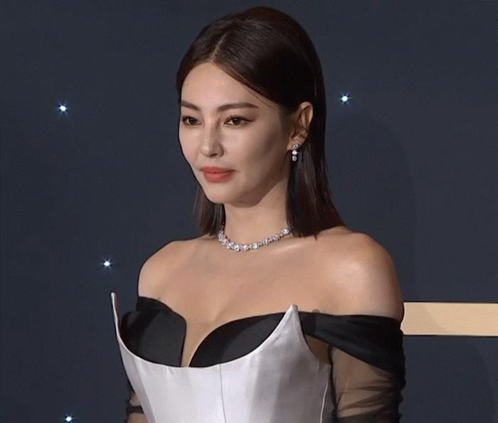 前摄镜头拍人脸为什么变丑,镜头前凹身材