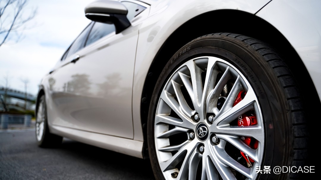 6代凯美瑞改装卡钳案例,迪卡司换刹车片