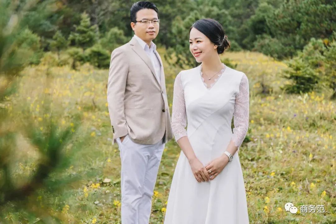 孟晚舟紫色连衣裙,孟晚舟蓝色连衣裙