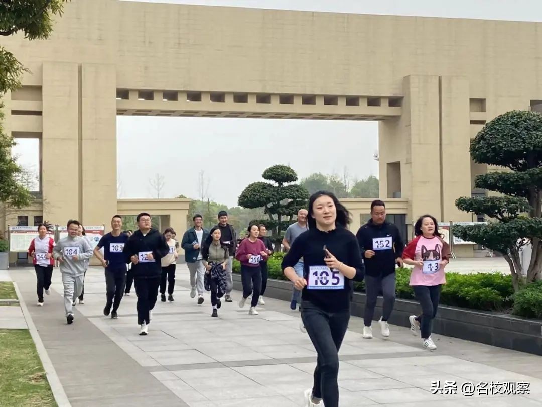 自贡衡川，200余名教职工奋勇向前，跑出一道靓丽的风景线