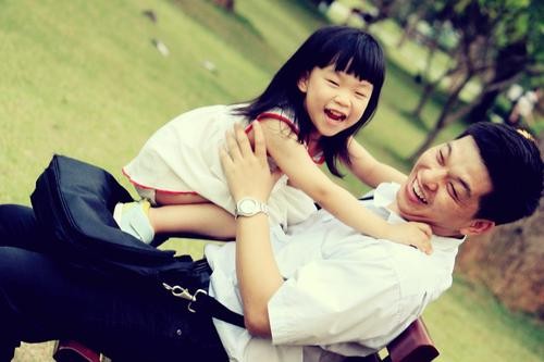 老人捡弃婴考上清华父母认亲,女子捡到弃婴7年父母找到