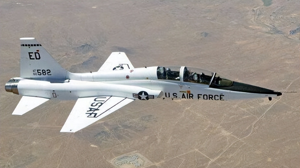 下水道藏2亿现金，豪宅中美女成群，印度军官是如何“挣钱”的？