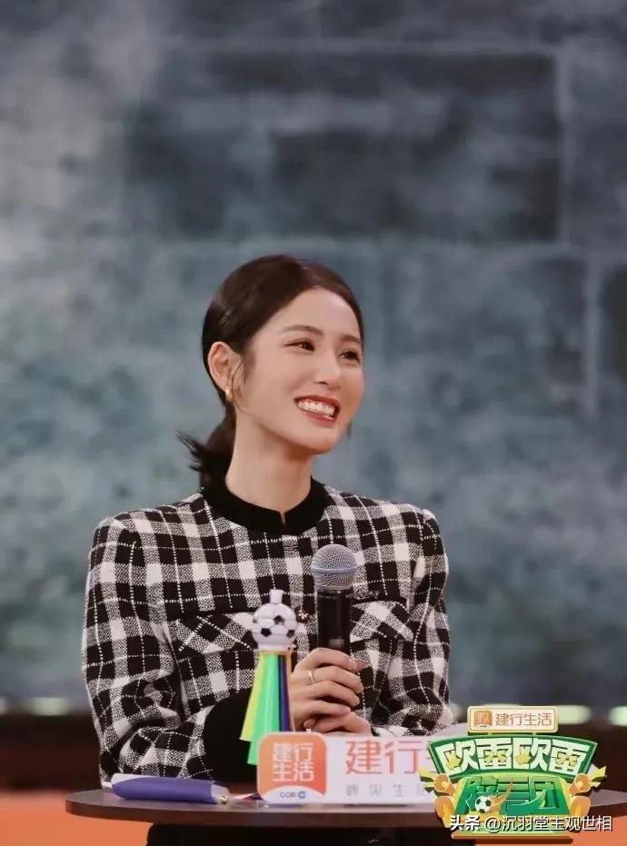 女足姜明佐颜值,姜明佐晒美照笑容甜美有梨涡