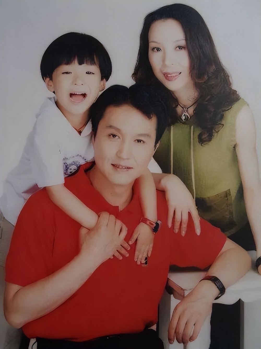 “达康书记”的妻子居然是她,用一盒冰淇淋俘获芳心,从校服到婚纱,结婚31年零绯闻