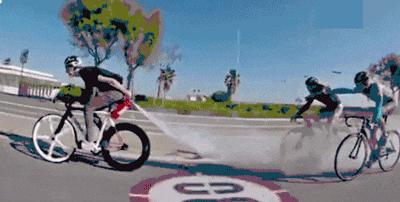 姑娘看起来外表美丽，其实裤袜已经掉到大腿根了！场面一度很尴尬