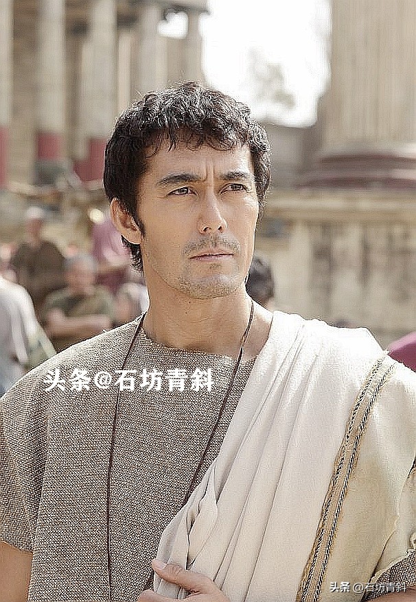 连续43次上杂志封面，欠数亿债务，靠礼券维生，娶小15岁妻子