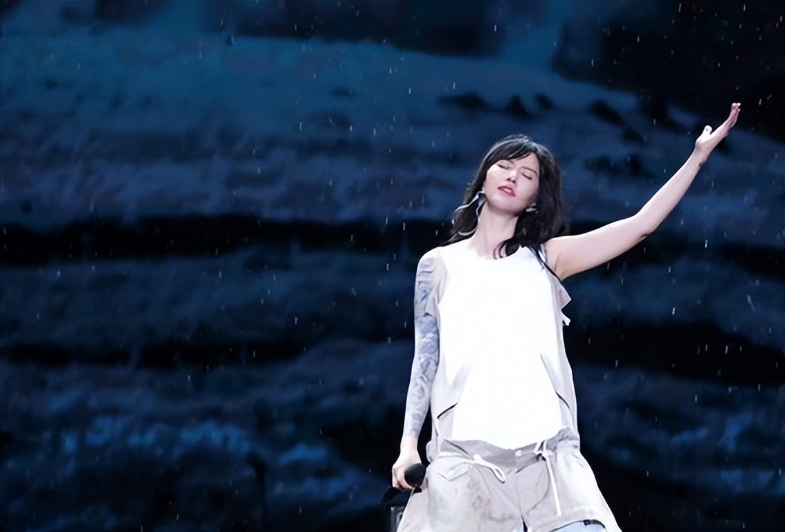 谭维维晚会唱功遭质疑,超女谭维维与尚雯婕现状