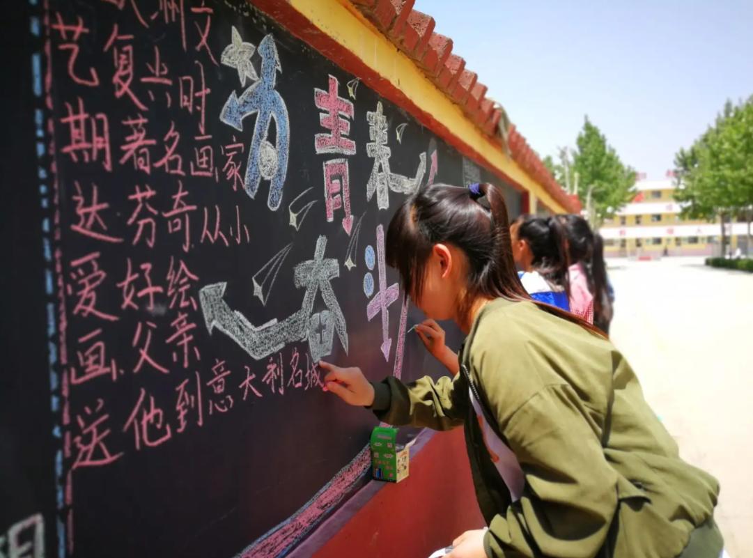 00后黑板报能有多卷？画风唯美惊艳绝伦，美术老师看了自愧不如