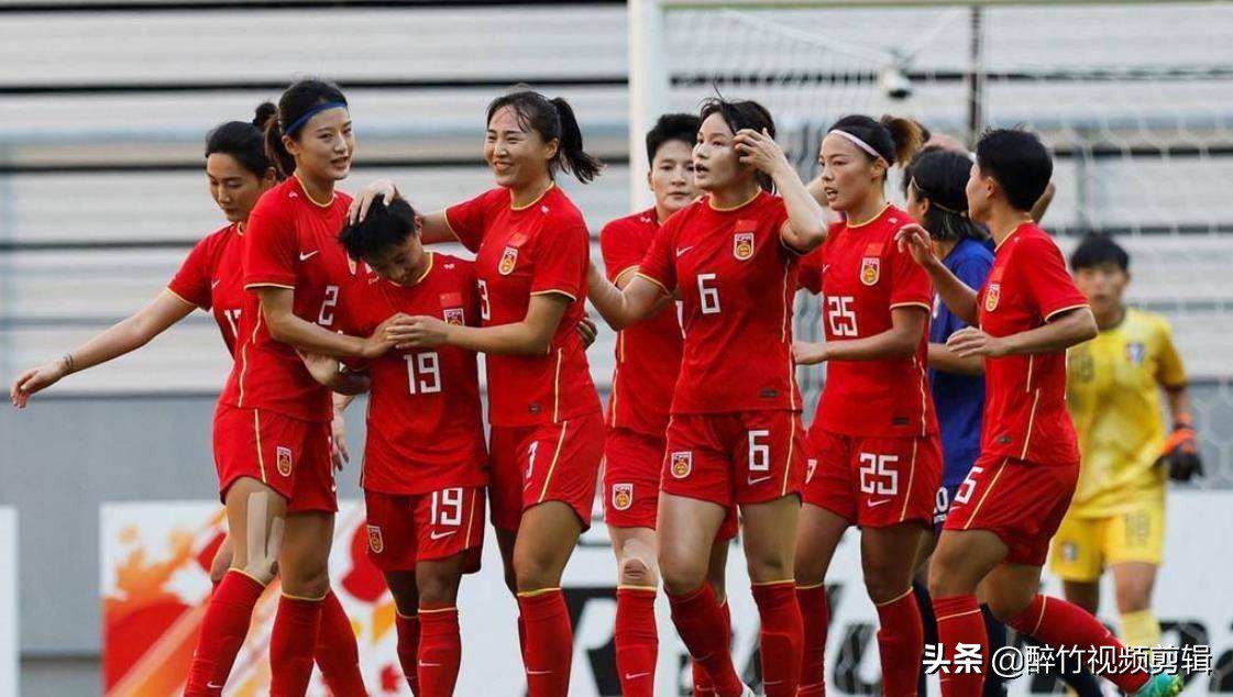 男足惨败女足挽回颜面,足球比赛遇到对方送乌龙球