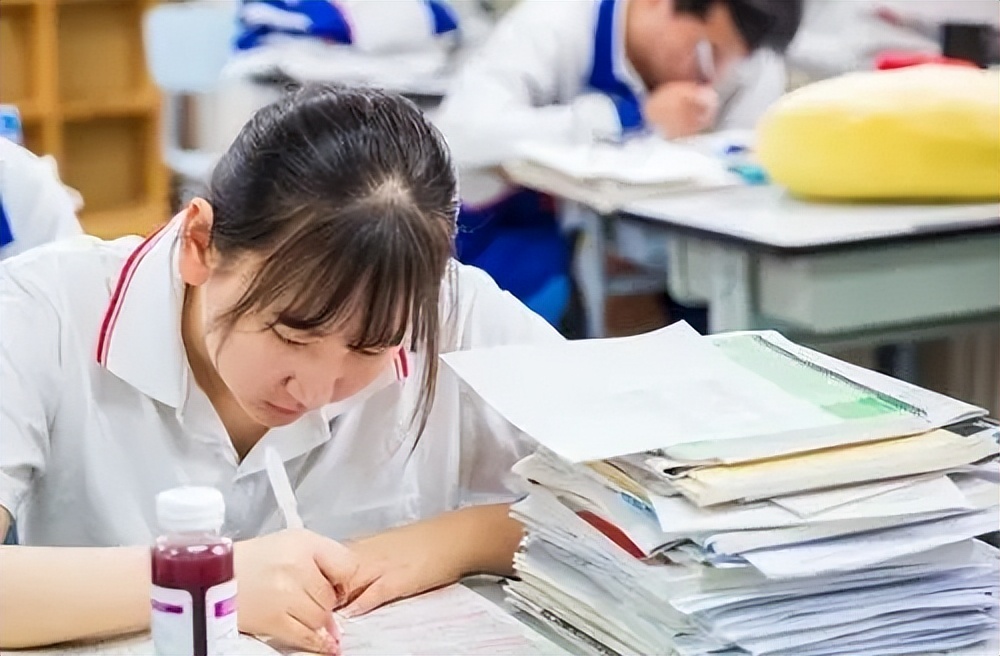 考生估分710实际才702分，崩溃大哭被质疑凡尔赛，网友一句话化解