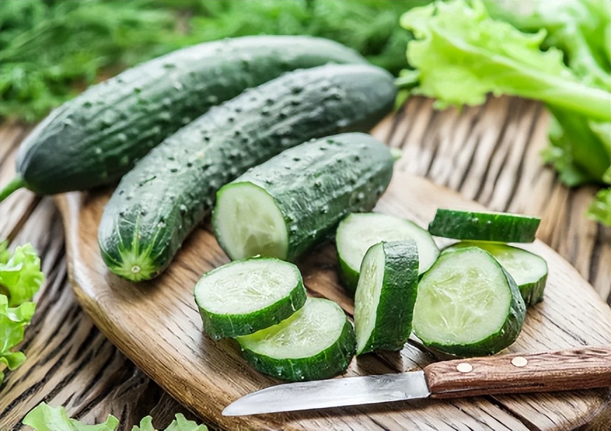 皮肤干燥吃什么补水最快最有效,皮肤干燥喝水补水敷面膜管用吗