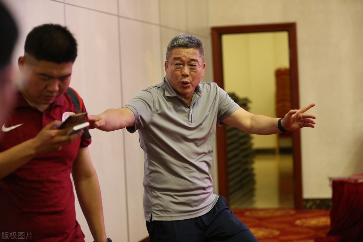 足球“专家”又有搞笑表态，球迷意见多多！中超、国足困难了