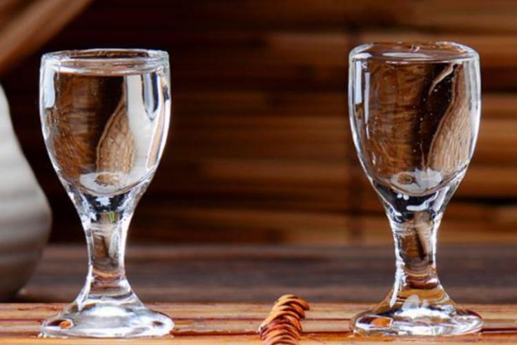 白酒和红酒哪个微醺,白酒和红酒哪个性价比高