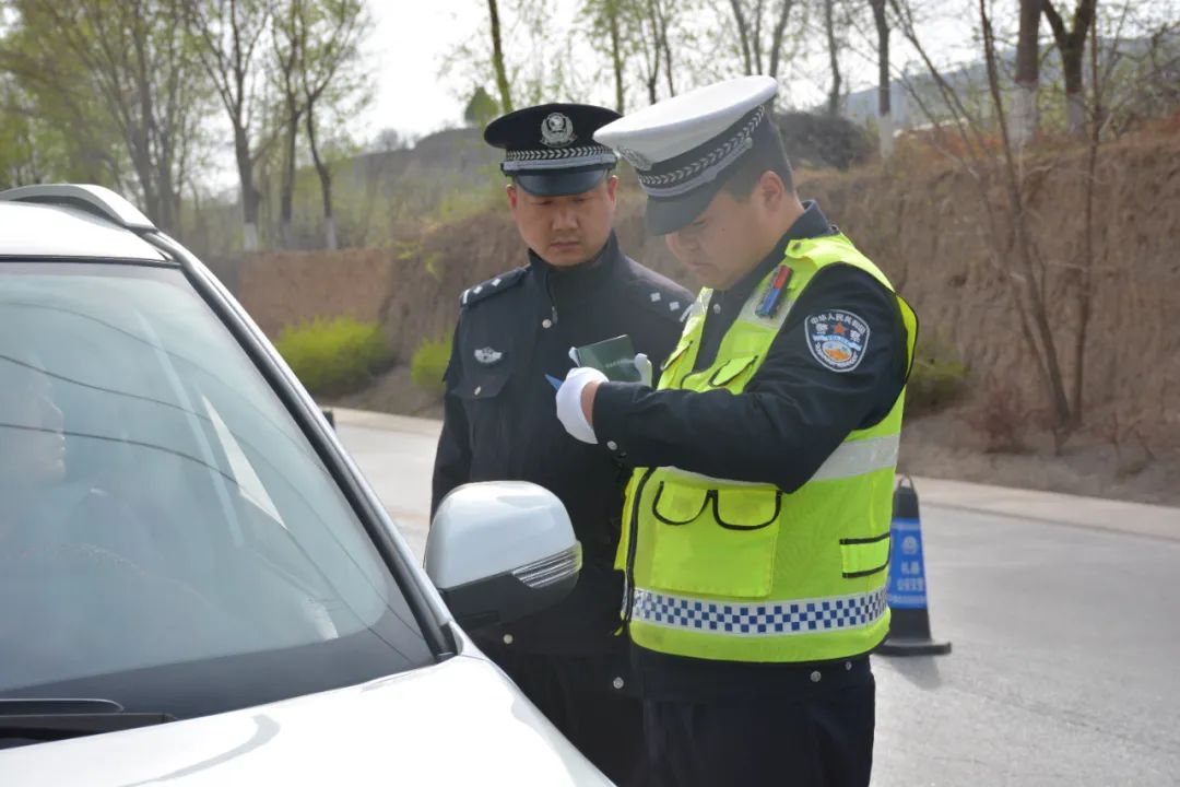 交警转变执法理念提高执法效能,公安民警作风转变有成效