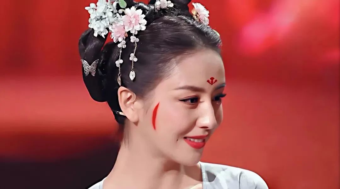 汉服市场催熟“妆娘”“簪娘”职业/韩国出现首个百货二手商品馆