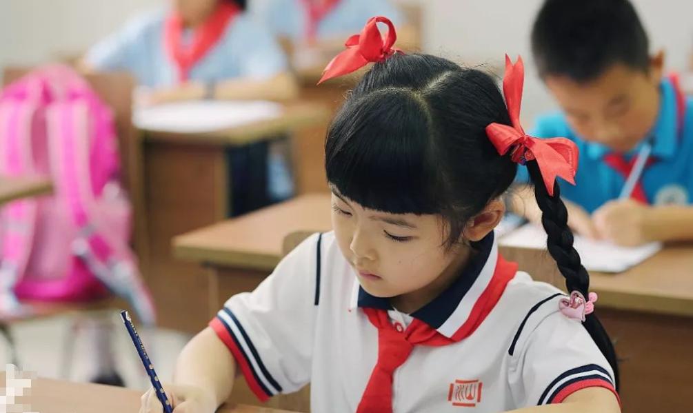 穿短裙、高跟鞋半成熟？“奶辣风”席卷小学生，网友表示：太风尘